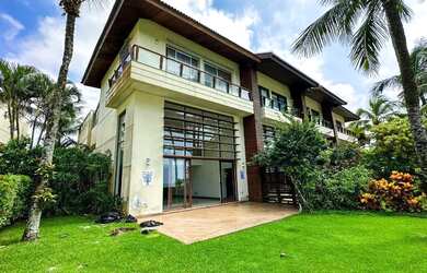 Imagem: A casa possui 4 Dormitórios, 5 Banheiros, 4 Vagas na garagem