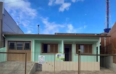 Imagem: A casa possui 4 Dormitórios, 2 Banheiros, 5 Vagas na garagem