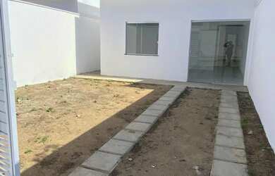 Imagem: A casa possui 2 Dormitórios, 1 Banheiro, 2 Vagas na garagem