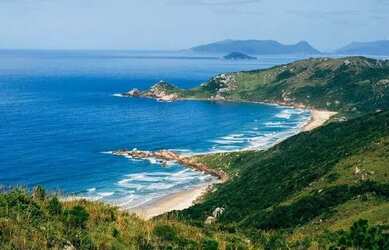 Imagem: A casa possui 3 Dormitórios, 2 Banheiros, 4 Vagas na garagem