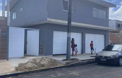 Imagem: A casa possui 3 Dormitórios, 2 Banheiros, 5 Vagas na garagem