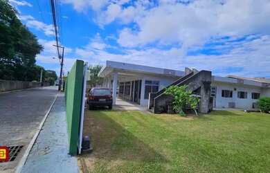 Imagem: A casa possui 5 Dormitórios, 5 Banheiros, 3 Vagas na garagem