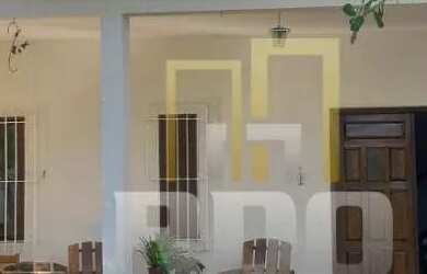 Imagem: A casa possui 4 Dormitórios, 4 Banheiros, 5 Vagas na garagem