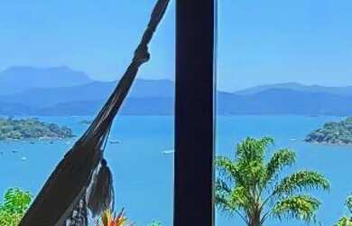 Imagem: A casa possui 3 Dormitórios, 4 Banheiros, 2 Vagas na garagem