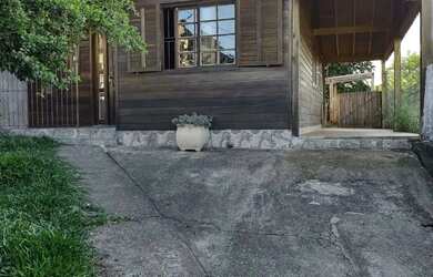 Imagem: A casa possui 3 Dormitórios, 1 Banheiro, 2 Vagas na garagem