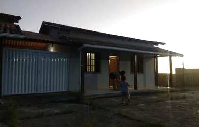 Imagem: A casa à venda possui 2 Dormitórios, 1 Banheiro, 2 Vagas na
