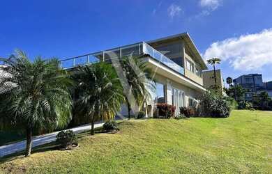 Imagem: A casa em condomínio possui 4 Dormitórios, 5 Banheiros, 4