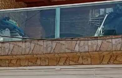 Imagem: A casa possui 3 Dormitórios, 3 Banheiros, 3 Vagas na garagem