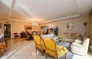 Imagem: A casa possui 4 Dormitórios, 1 Banheiro, 2 Vagas na garagem