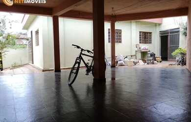 Imagem: A casa possui 4 Dormitórios, 3 Banheiros, 5 Vagas na garagem