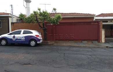 Imagem: A casa possui 3 Dormitórios, 2 Banheiros, 3 Vagas na garagem