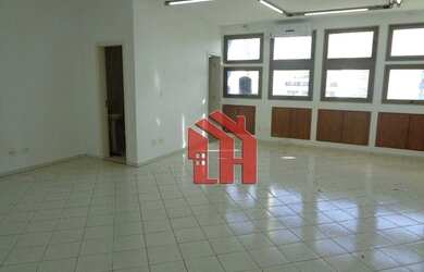 Imagem: O depósito possui 1 Vaga na garagem e 57m² de Área e está