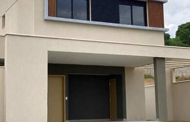 Imagem: A casa possui 4 Dormitórios, 4 Banheiros, 4 Vagas na garagem