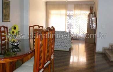 Imagem: A casa possui 3 Dormitórios, 4 Banheiros, 5 Vagas na garagem