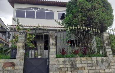 Imagem: A casa possui 3 Dormitórios, 2 Banheiros, 1 Vaga na garagem