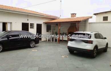 Imagem: A casa possui 4 Dormitórios, 4 Banheiros, 5 Vagas na garagem