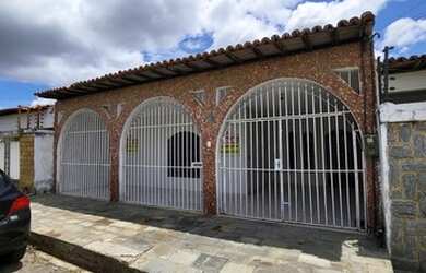 Imagem: A casa possui 4 Dormitórios, 3 Banheiros, 2 Vagas na garagem