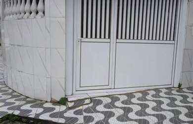 Imagem: A casa possui 2 Dormitórios, 1 Banheiro, 1 Vaga na garagem