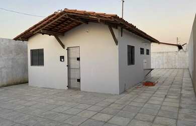 Imagem: A casa possui 2 Dormitórios, 1 Banheiro, 4 Vagas na garagem