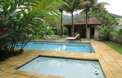 Imagem: A casa possui 4 Dormitórios, 2 Banheiros, 5 Vagas na garagem