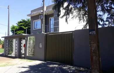 Imagem: A casa possui 4 Dormitórios, 4 Banheiros, 4 Vagas na garagem