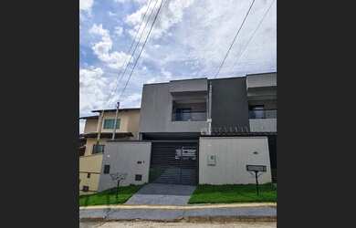 Imagem: A casa possui 3 Dormitórios, 4 Banheiros, 3 Vagas na garagem