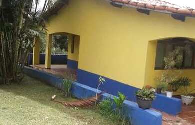 Imagem: A casa possui 4 Dormitórios, 2 Banheiros, 5 Vagas na garagem