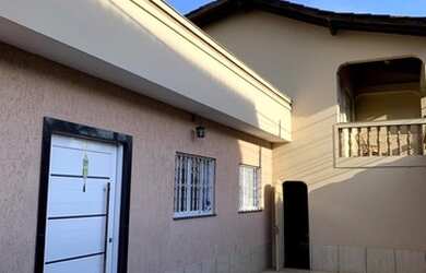 Imagem: A casa possui 5 Dormitórios, 3 Banheiros, 3 Vagas na garagem