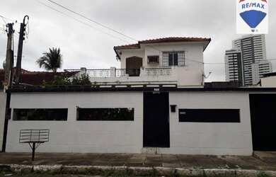 Imagem: A casa possui 4 Dormitórios, 2 Banheiros, 5 Vagas na garagem