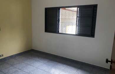 Imagem: A casa possui 2 Dormitórios, 2 Banheiros, 2 Vagas na garagem