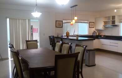 Imagem: A casa possui 5 Dormitórios, 5 Banheiros, 3 Vagas na garagem