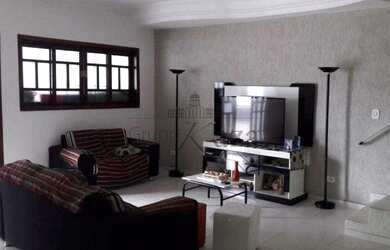 Imagem: A casa possui 3 Dormitórios, 3 Banheiros, 5 Vagas na garagem