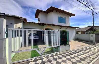 Imagem: A casa possui 3 Dormitórios, 3 Banheiros, 257m² de Área e