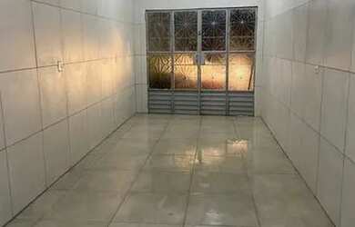 Imagem: A casa possui 1 Dormitório, 2 Banheiros, 1 Vaga na garagem