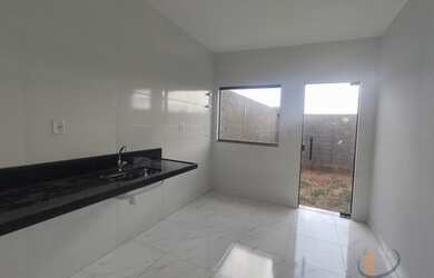 Imagem: A casa possui 3 Dormitórios, 1 Banheiro, 2 Vagas na garagem