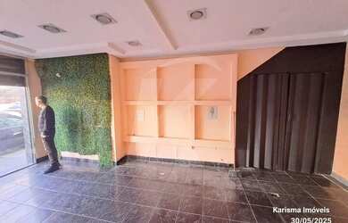 Imagem 8: Salão comercial com 2 banheiros e porta de aço