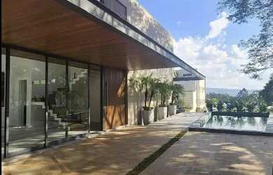 Imagem: A casa em condomínio possui 5 Dormitórios, 5 Banheiros, 5