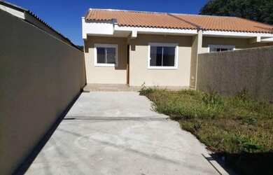 Imagem: A casa possui 2 Dormitórios, 1 Banheiro e 2 Vagas na garagem