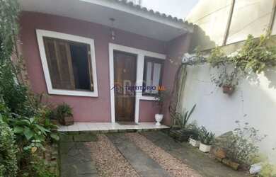 Imagem: A casa possui 2 Dormitórios, 2 Banheiros, 2 Vagas na garagem