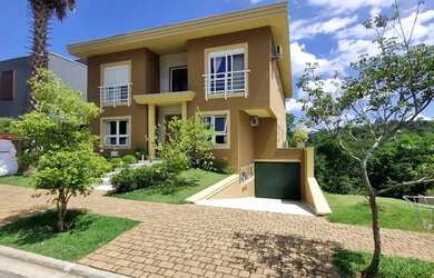 Imagem: A casa em condomínio possui 4 Dormitórios, 5 Banheiros, 5