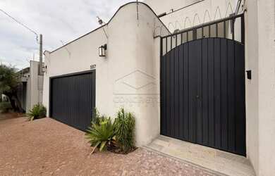 Imagem: A casa possui 3 Dormitórios, 1 Banheiro, 2 Vagas na garagem