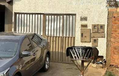 Imagem: A casa possui 3 Dormitórios, 1 Banheiro, 1 Vaga na garagem