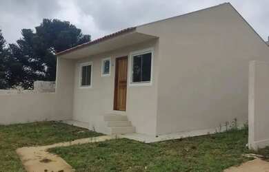 Imagem: A casa possui 3 Dormitórios, 1 Banheiro, 2 Vagas na garagem