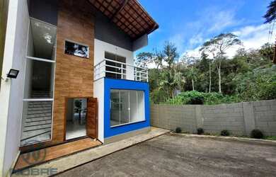 Imagem: A casa possui 4 Dormitórios, 5 Banheiros, 2 Vagas na garagem