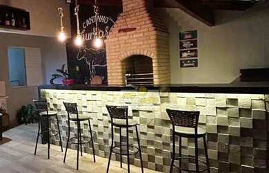 Imagem: A casa em condomínio possui 3 Dormitórios, 1 Banheiro, 2 Vagas