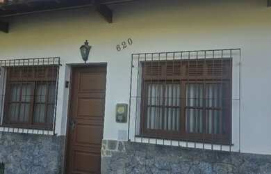 Imagem: A casa possui 3 Dormitórios, 2 Banheiros, 120m² de Área e