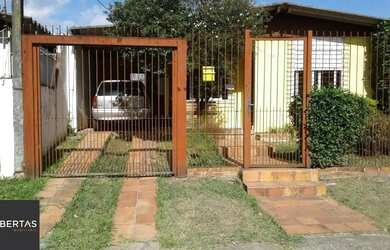 Imagem: A casa possui 2 Dormitórios, 2 Banheiros, 2 Vagas na garagem