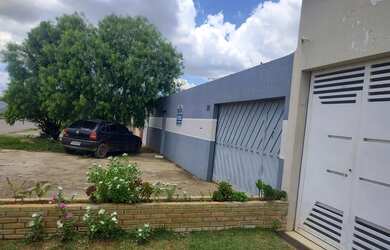 Imagem: A casa possui 3 Dormitórios, 2 Banheiros, 2 Vagas na garagem