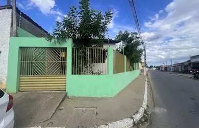 Imagem: A casa possui 3 Dormitórios, 1 Banheiro, 2 Vagas na garagem