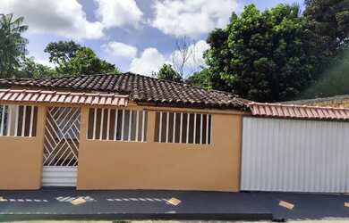 Imagem: A casa possui 4 Dormitórios, 1 Banheiro e 3 Vagas na garagem